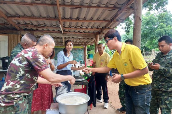 ถ่ายทอดความรู้และฝึกปฏิบัติการผลิตขยายเชื้อจุลินทรีย์ และติดตามงานโครงการศูนย์เรียนรู้การเพิ่มประสิทธิภาพการผลิตสินค้าเกษตร ณ ห้องประชุมโครงการทหารพันธุ์ดี กองพลพัฒนาที่ 2 ค่ายสุรธรรมพิทักษ์ อำเภอเมือง และพื้นที่ในอำเภอปักธงชัย จังหวัดนครราชสีมา