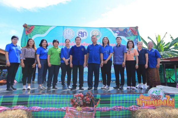 ร่วมจัดนิทรรศการและเป็นวิทยากรถ่ายทอดความรู้ในงานวันรณรงค์การผลิตและใช้แหนแดง จังหวัดสุรินทร์