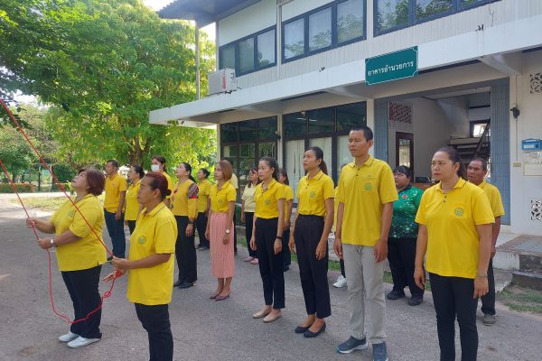 เข้าแถวเคารพธงชาติ เพื่อความจงรักภักดีต่อสถาบันชาติ ศาสนา และพระมหากษัตริย์